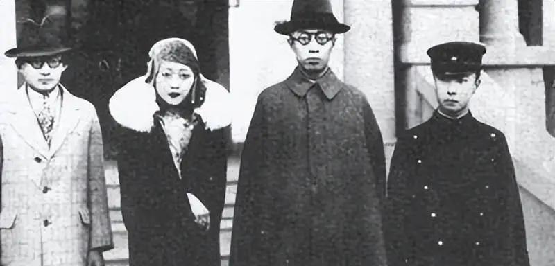 上世纪30年代，伪满洲国被笼罩在一片死寂的氛围之中，内里早已腐朽溃烂、龌龊不堪。