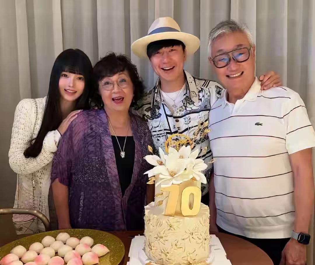 就在生日派对高潮，林俊杰的手搭上她的肩——镜头外，所有人都在搜这个叫“七七”的女