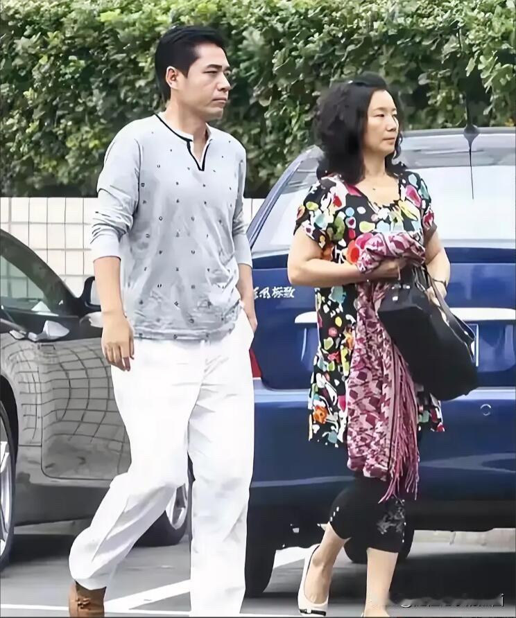 好喜欢这一对明星夫妻，结婚几十年没有绯闻，两夫妻一直相濡以沫着。不仅人品好，陈宝