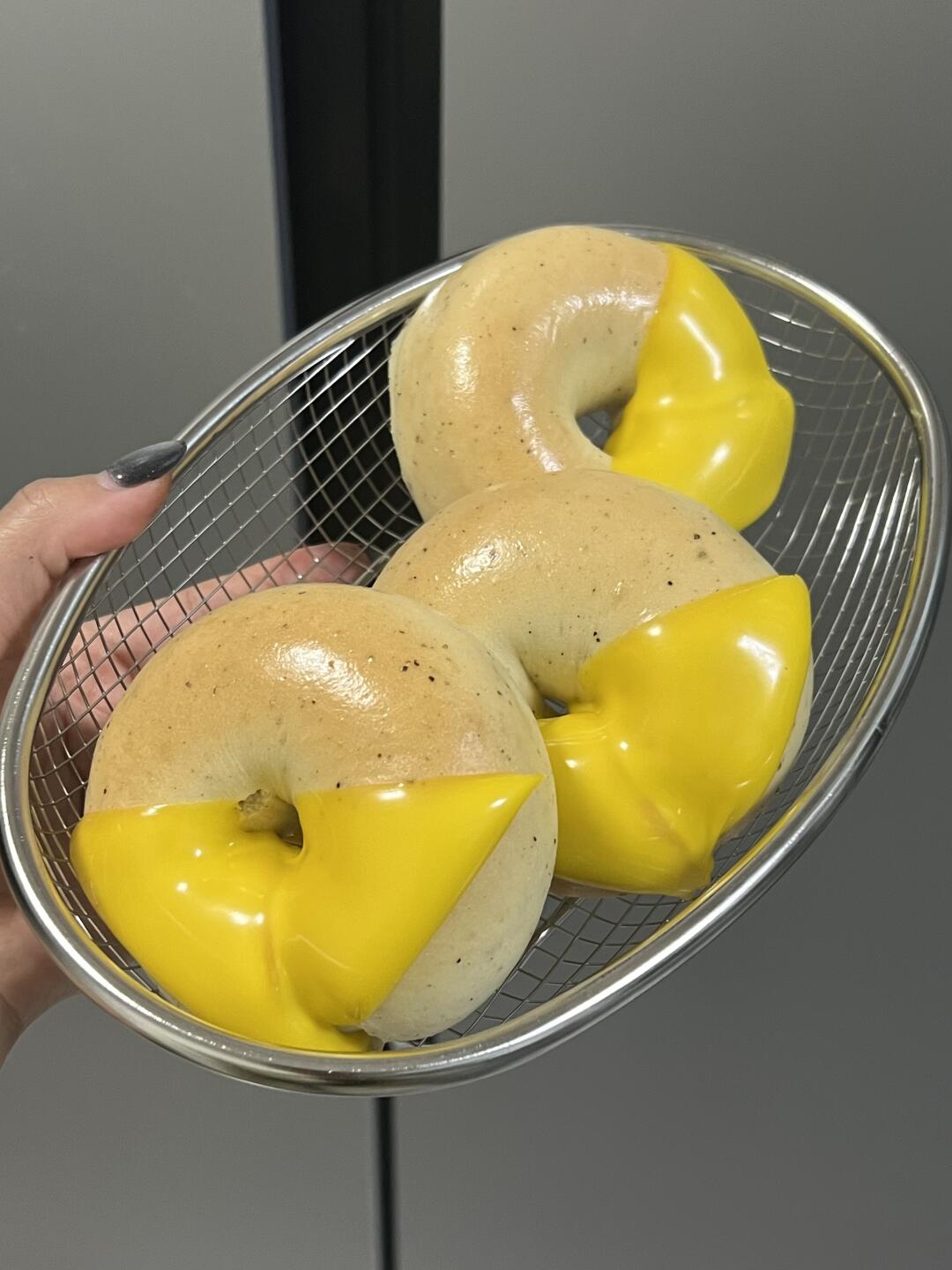 发光的黑胡椒火腿奶酪片贝果
