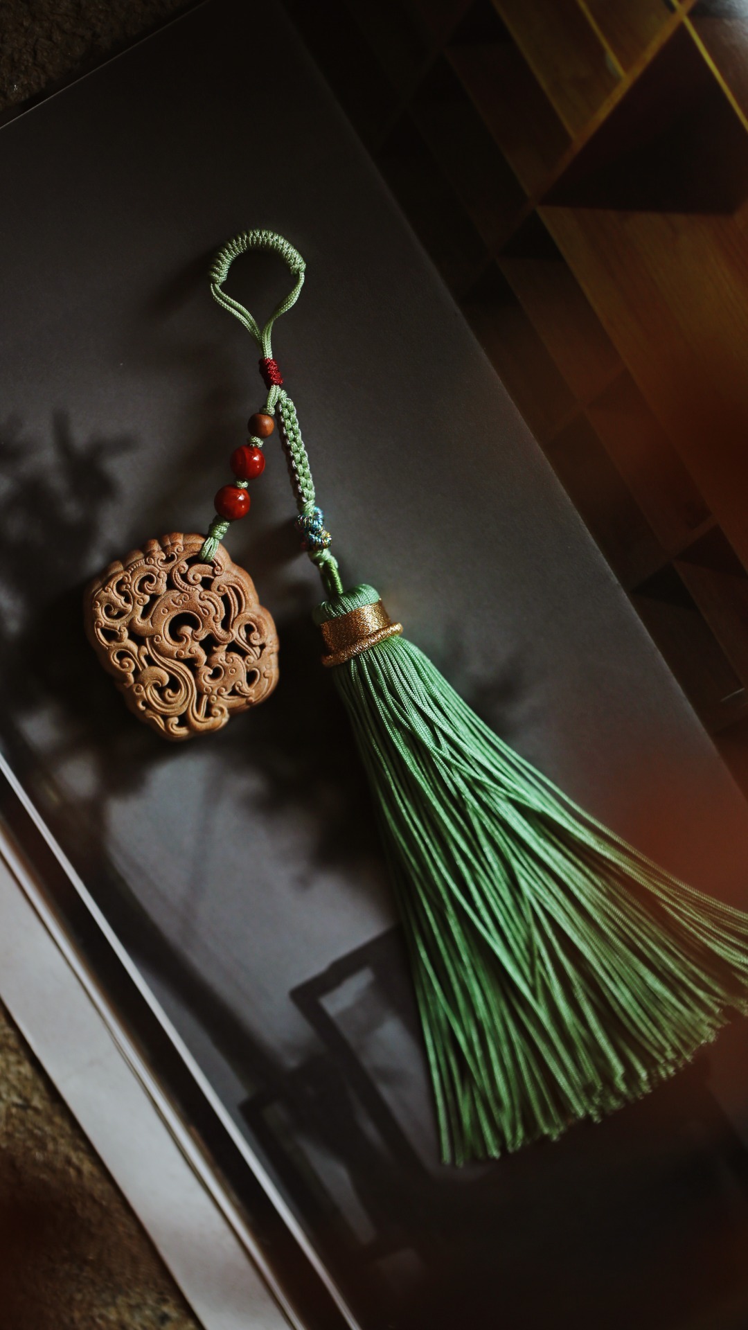 老山檀香【有凤来仪】挂件双面镂雕凤纹，纹姿奇趣生动，巧妙设计搭配，端庄显福气。可