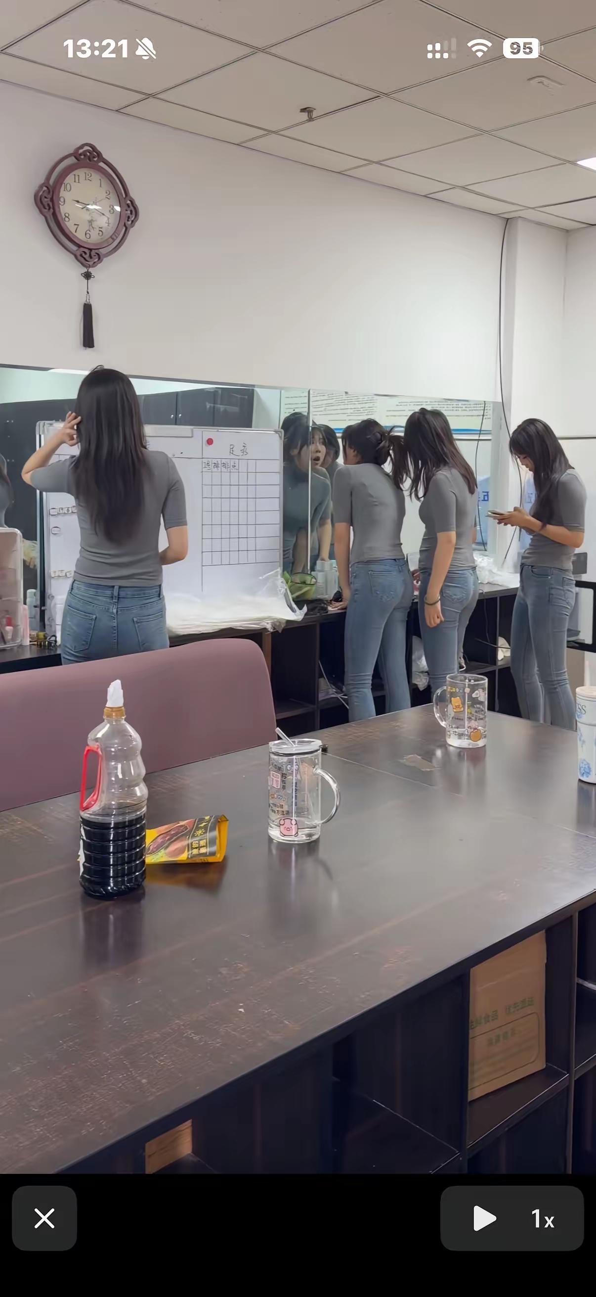 物以类聚，人以群分！漂亮的女孩，她的同事，她的朋友，她的闺蜜肯定也不会差！突然发