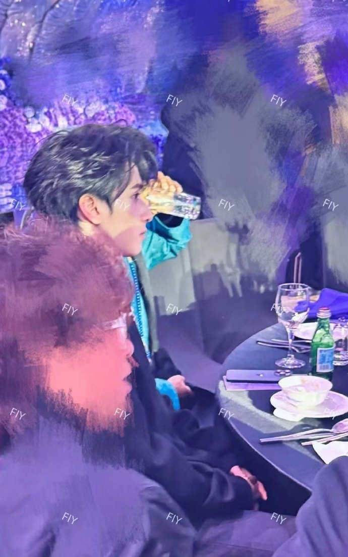 严浩翔近照帅成啥了 严浩翔黄子韬婚礼主桌侧颜 严浩翔近照帅成啥了，不允洗还有人没