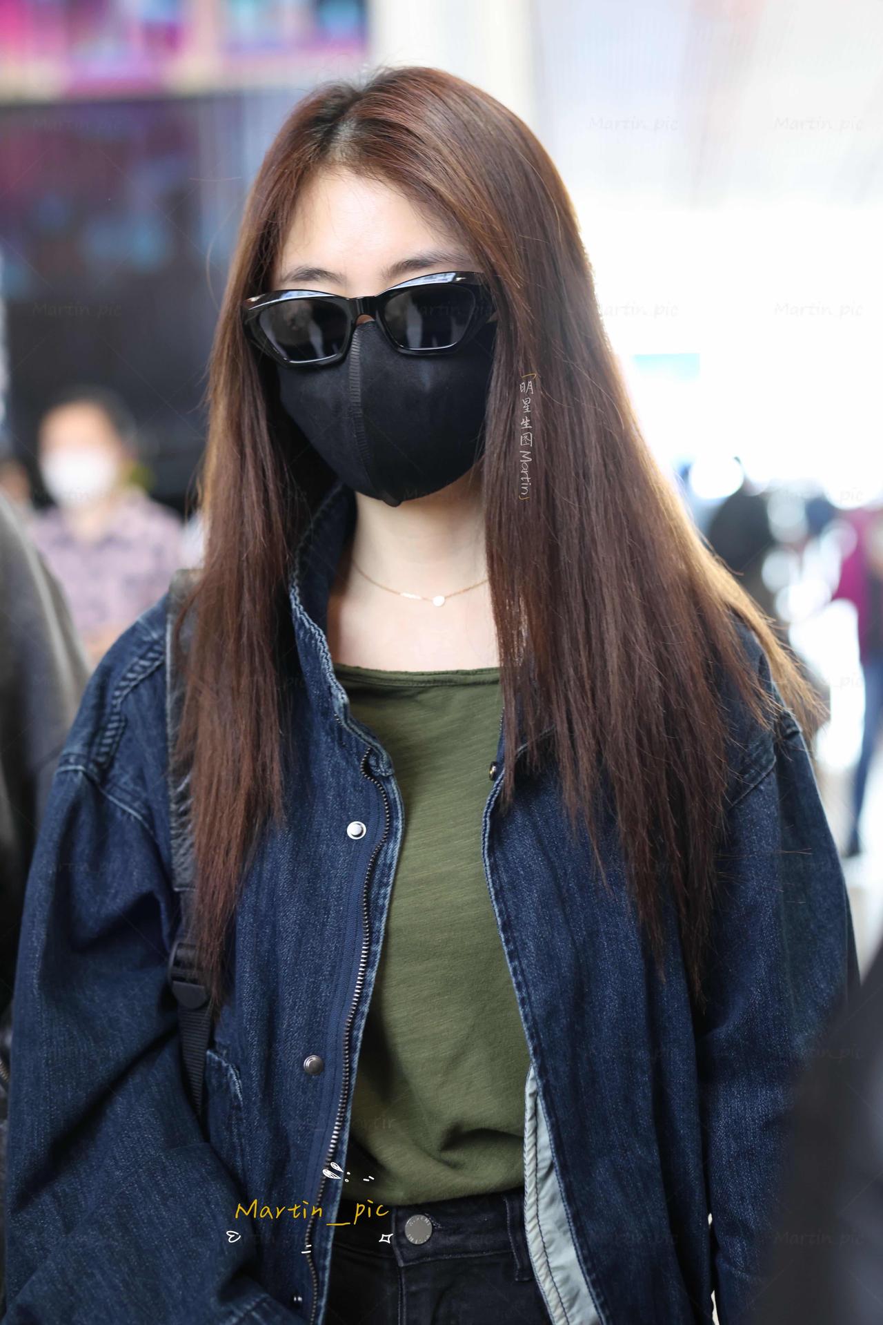 谭松韵街拍，牛仔外套配小黑裤很显腿长！
oversize深蓝色牛仔外套自带松弛感