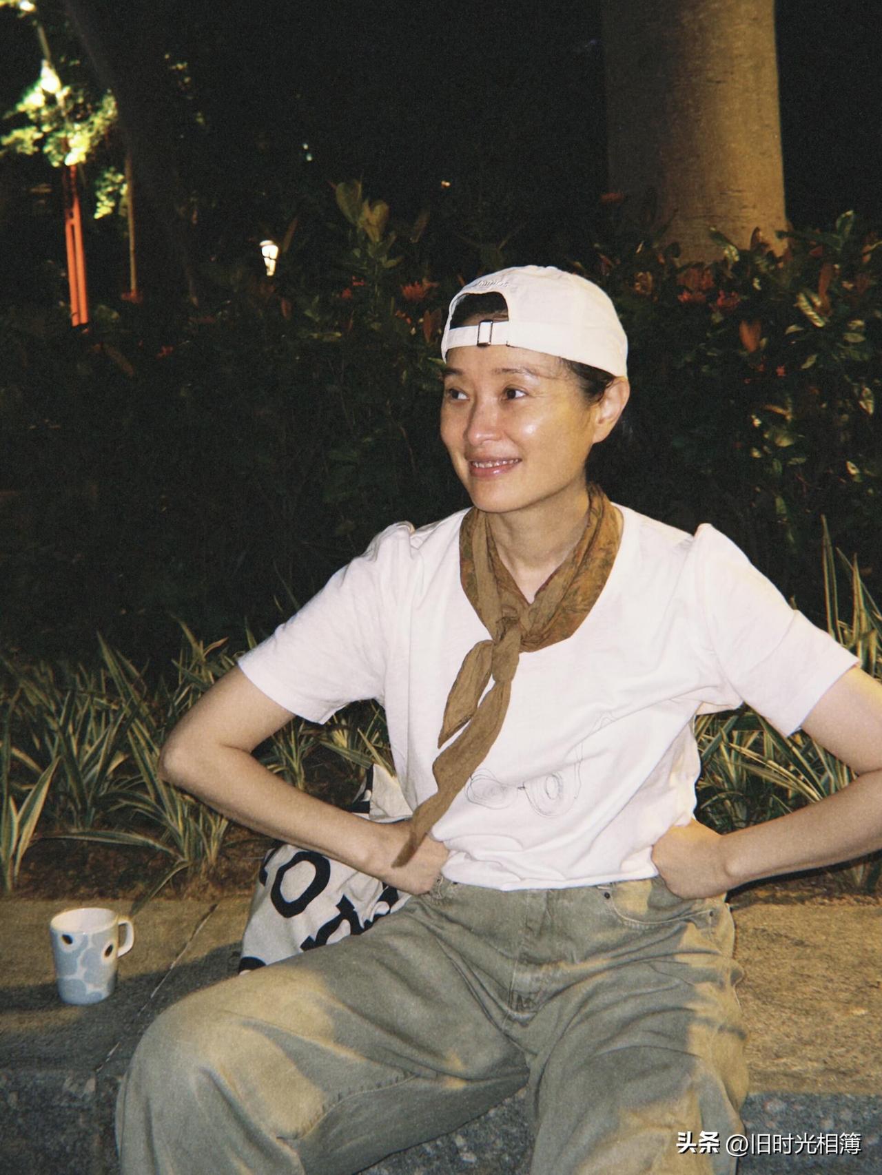 吴越的这组最新夜游照，让人心里莫名地平静。

夜色温柔，她坐在江边或路旁，手里端