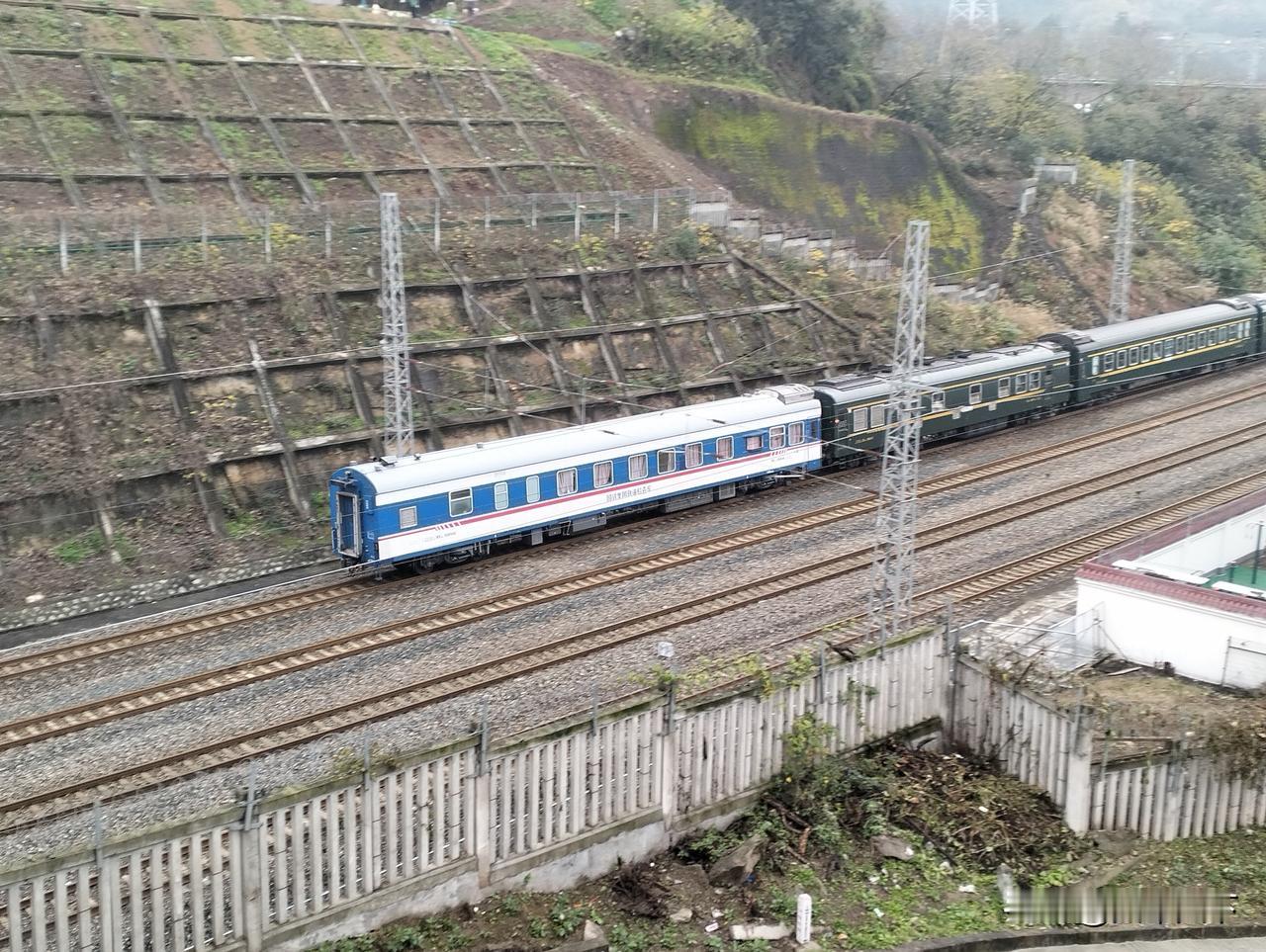 重庆西到北京西T10次列车尾部临时加挂了一节国铁集团轨道检查车，这辆轨道检查车还