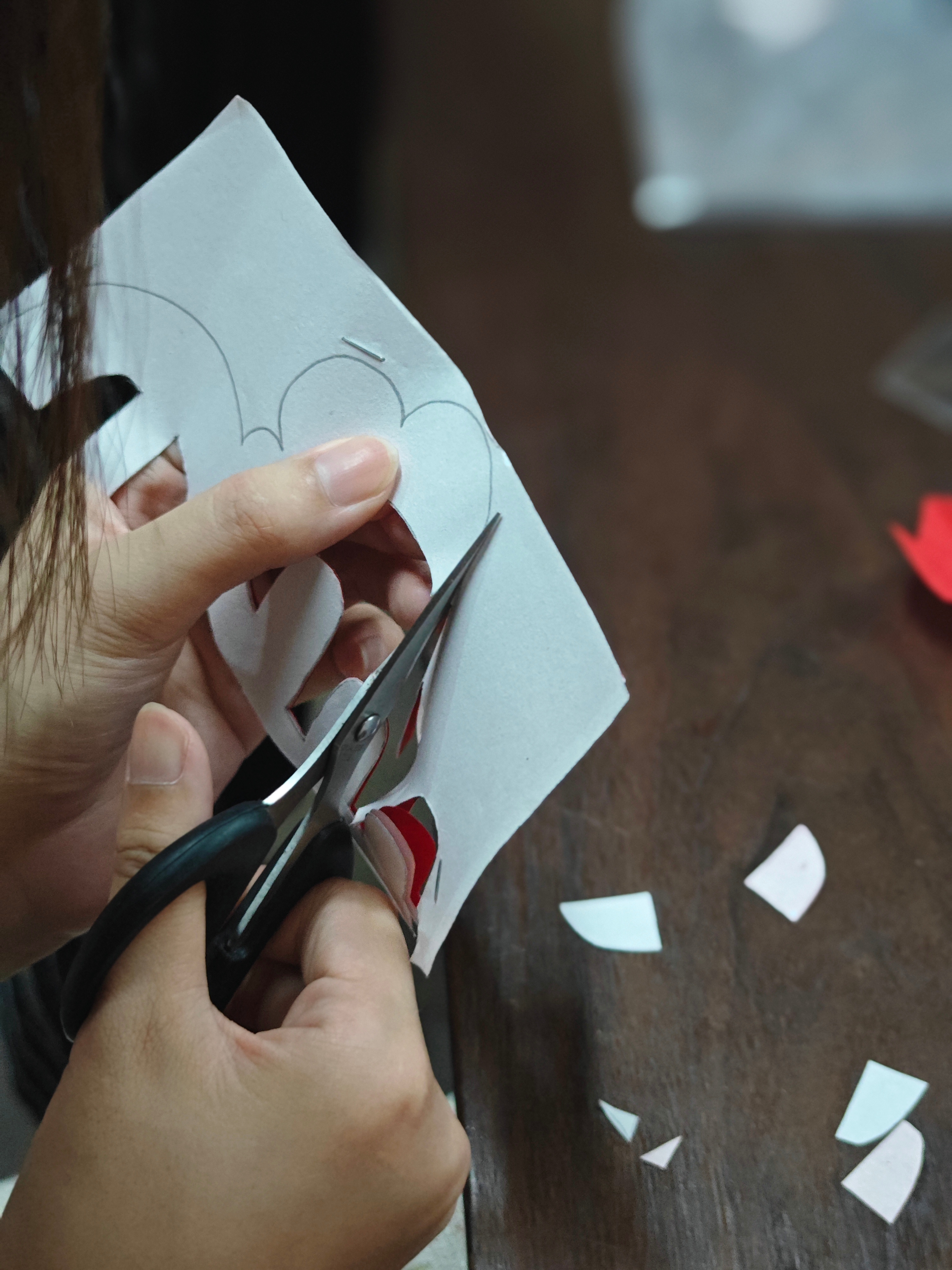 机缘巧合学习了非遗剪纸，感受了传统文化的魅力。在南京剪纸非遗传承人的指导下学习传