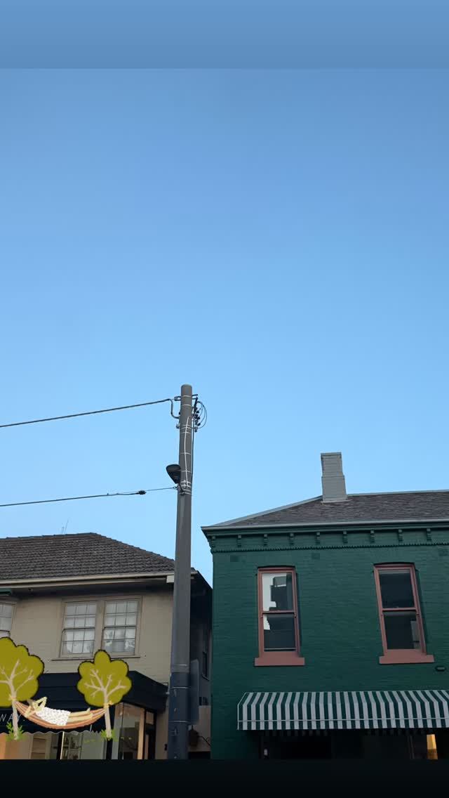 杰伦：开完会 东看西看放松的时刻 日落前晃晃 晃到天黑 