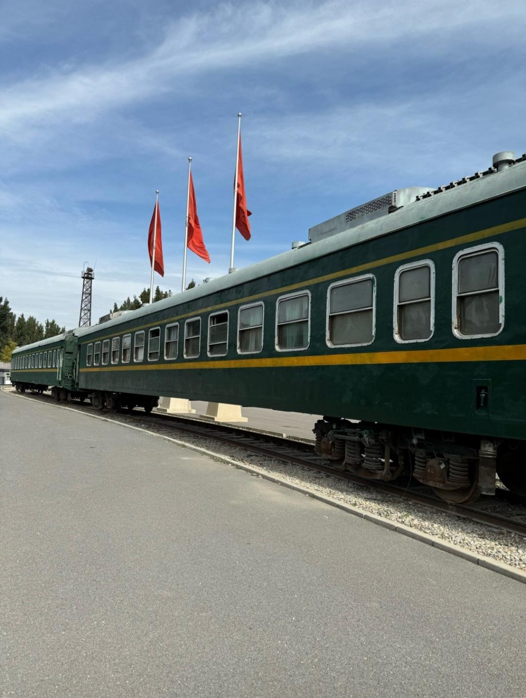 同样是购票12306与第三方平台有何区别？
12306是铁路唯一官方售票平台，第