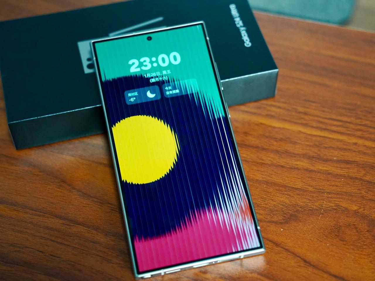 三星S24 Ultra上手体验。

1，视觉感受比较笨重，但上手之后却显得轻薄。
