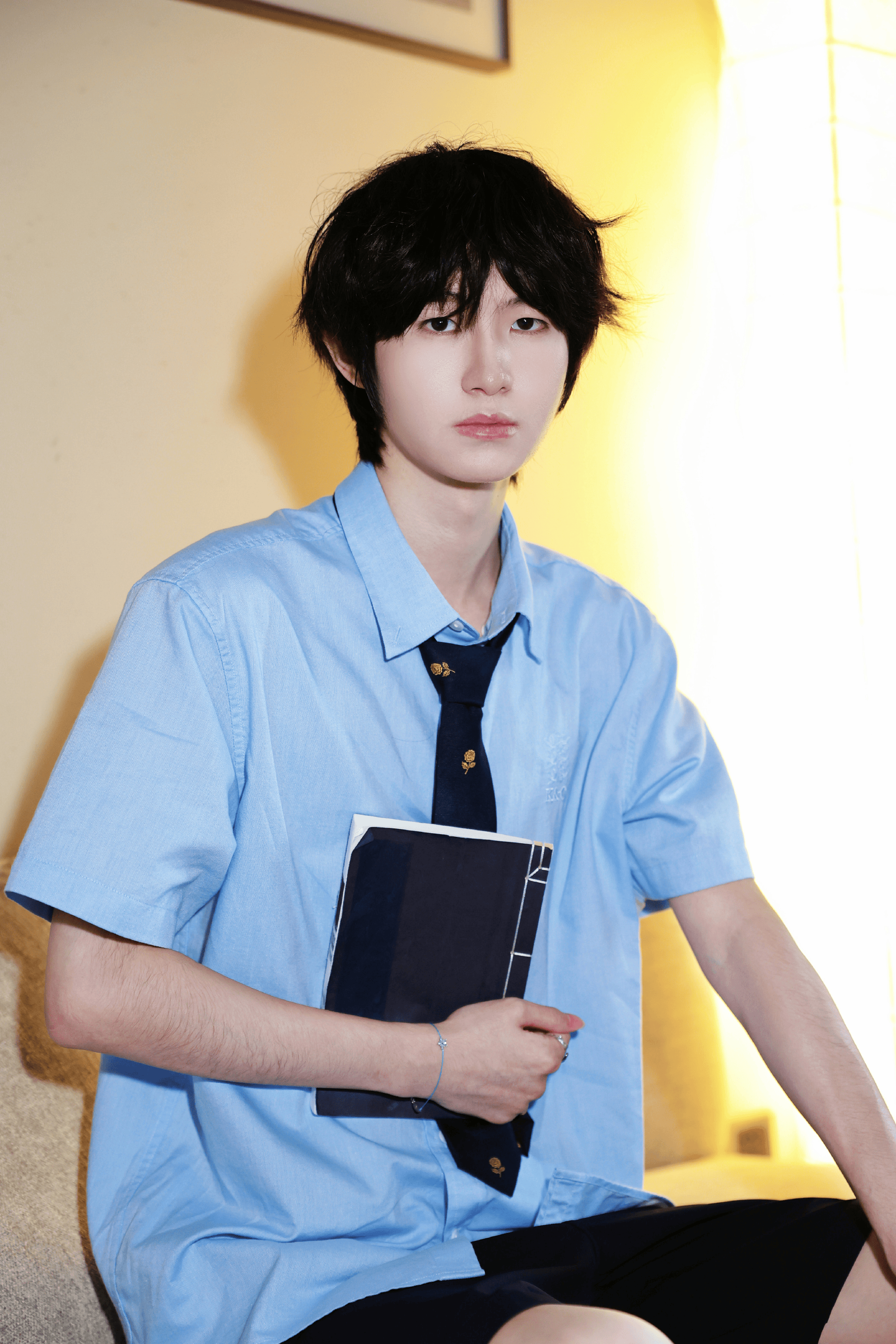 AG超玩会发布全员学院风写真并配文：一日学院风体验