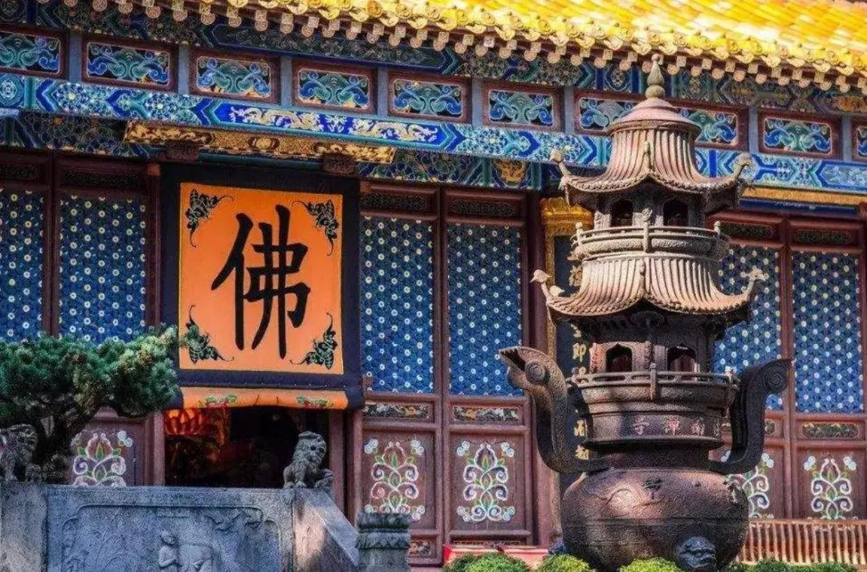 寺庙原来是不一样的，今天有幸听高僧师傅讲解：
寺，最早是个政府机构。负责处理国家