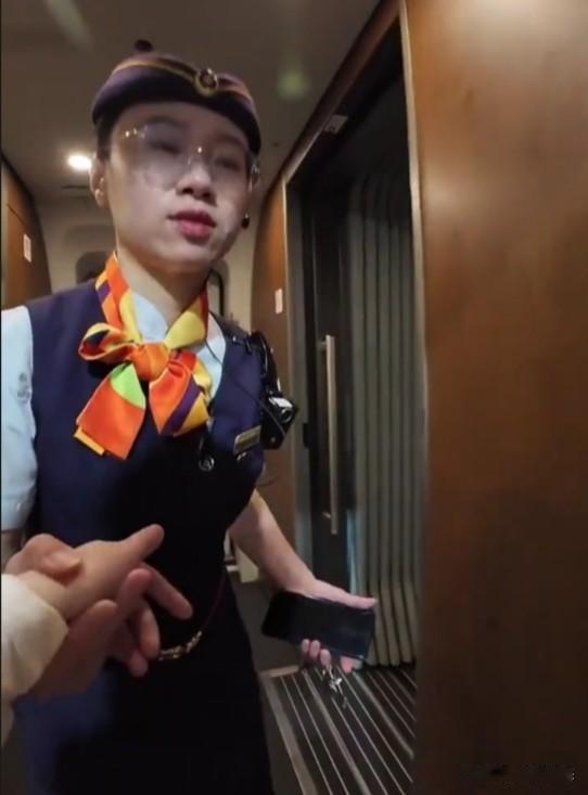 近日，一位双目失明的女子在社交平台分享了她独自从深圳到香港游玩的视频。虽然她不会