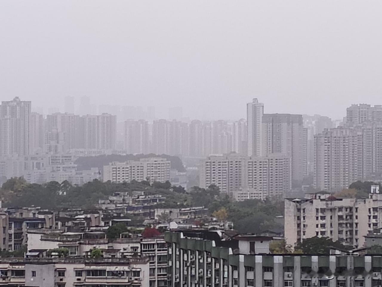 昨夜今晨重庆下了很大的雨，按理说雨后的空气应该很好，天色应该比较通透，但是看远处