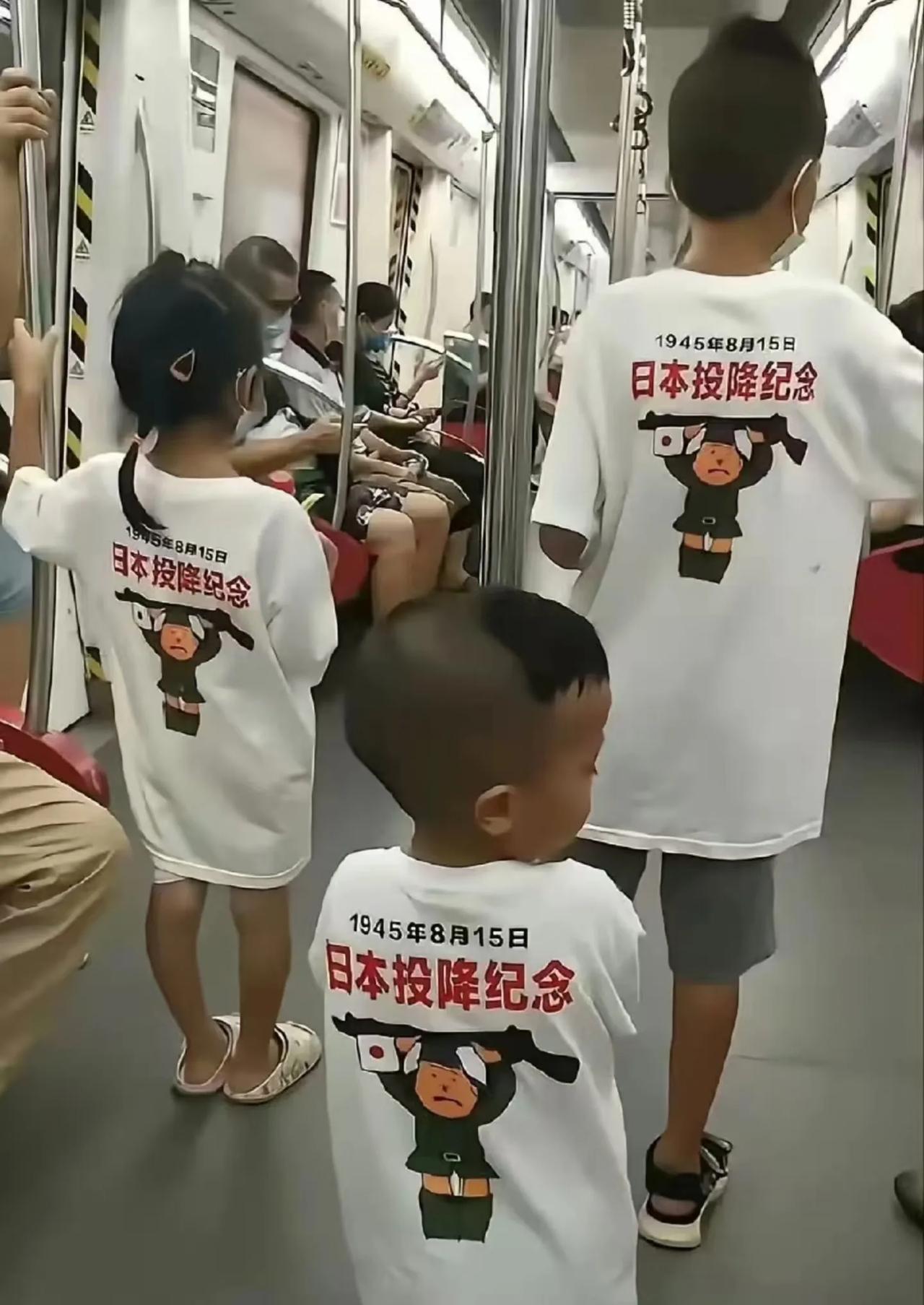 某网友在地铁上看到的一幕。
