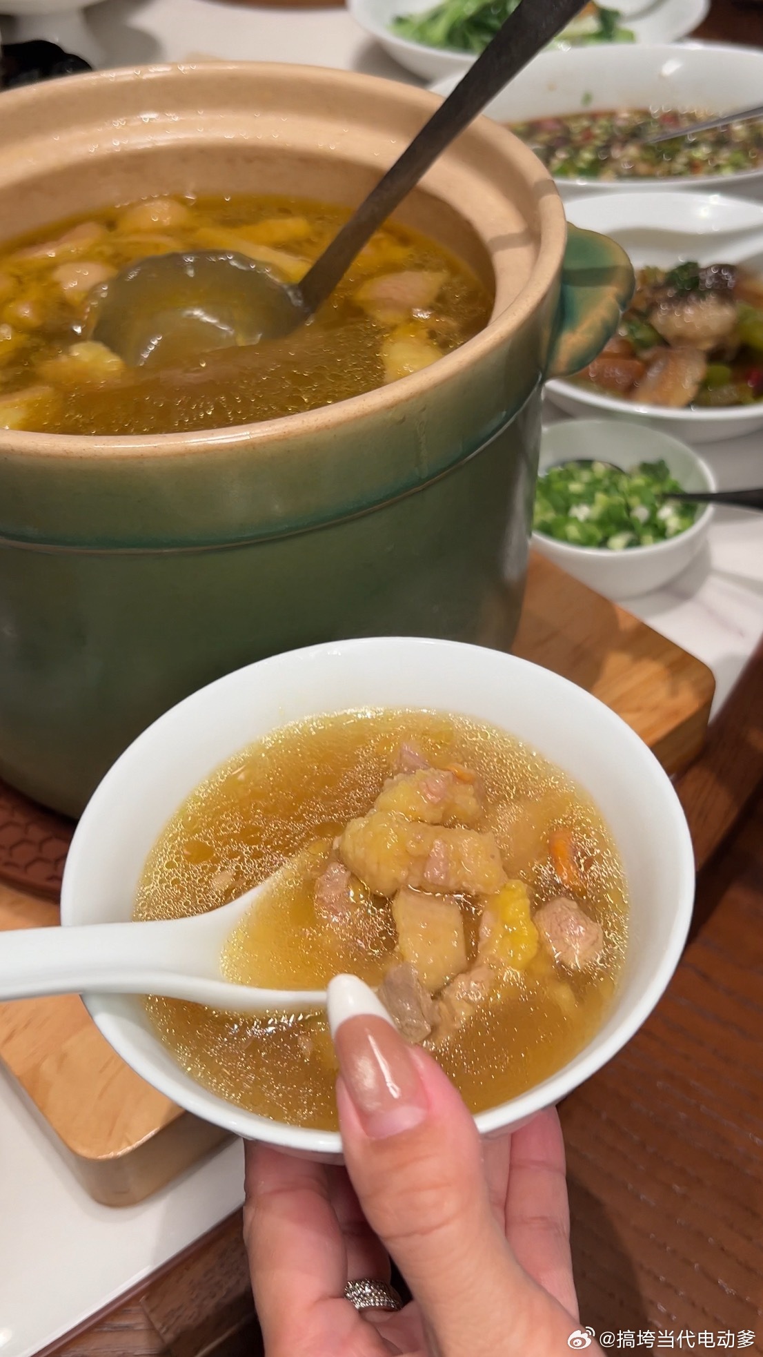 此行完美收官，想吃的都吃了，顺德鱼生，宁波十八斩，秘制的熟醉大闸蟹，浓汤鱼翅还有