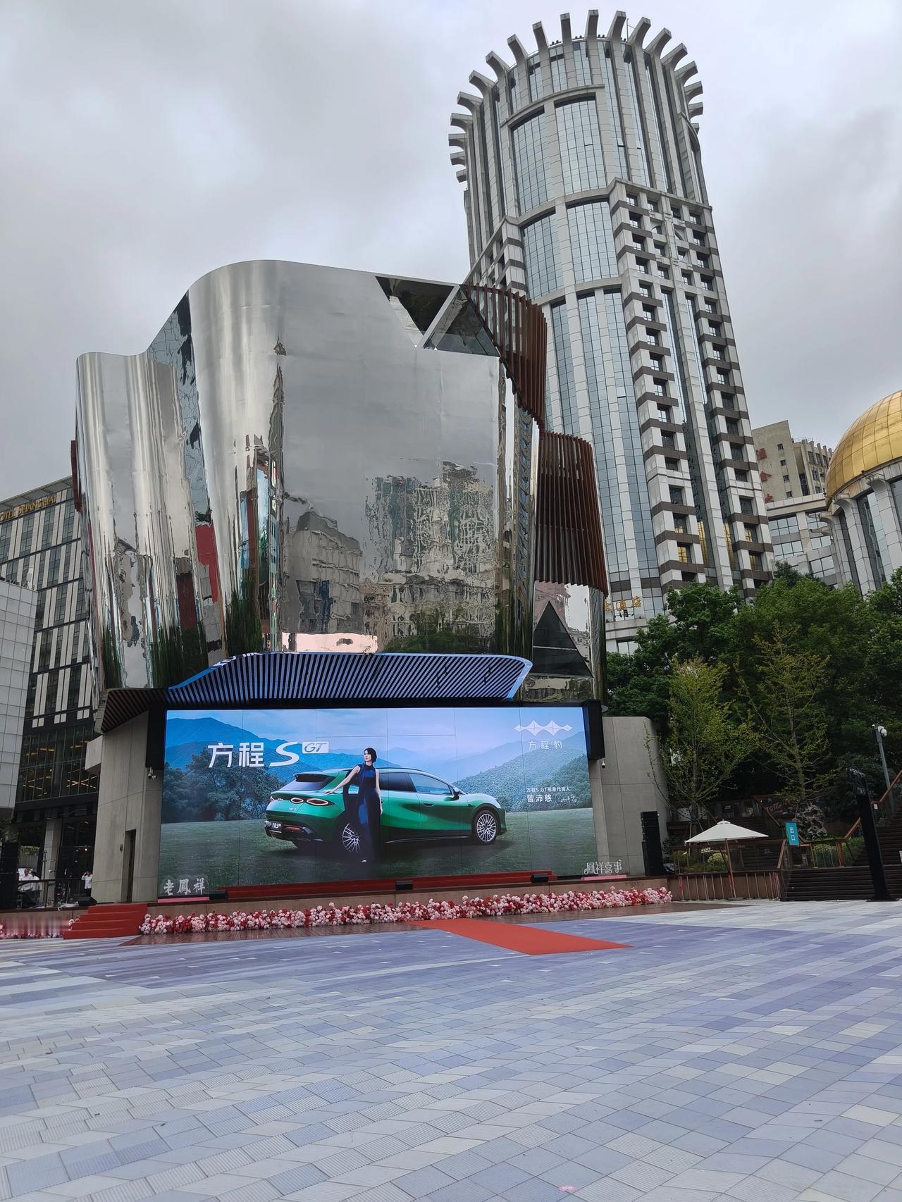 南京路步行街
不管啥时候去
都是这么多人
吗？
[捂脸]