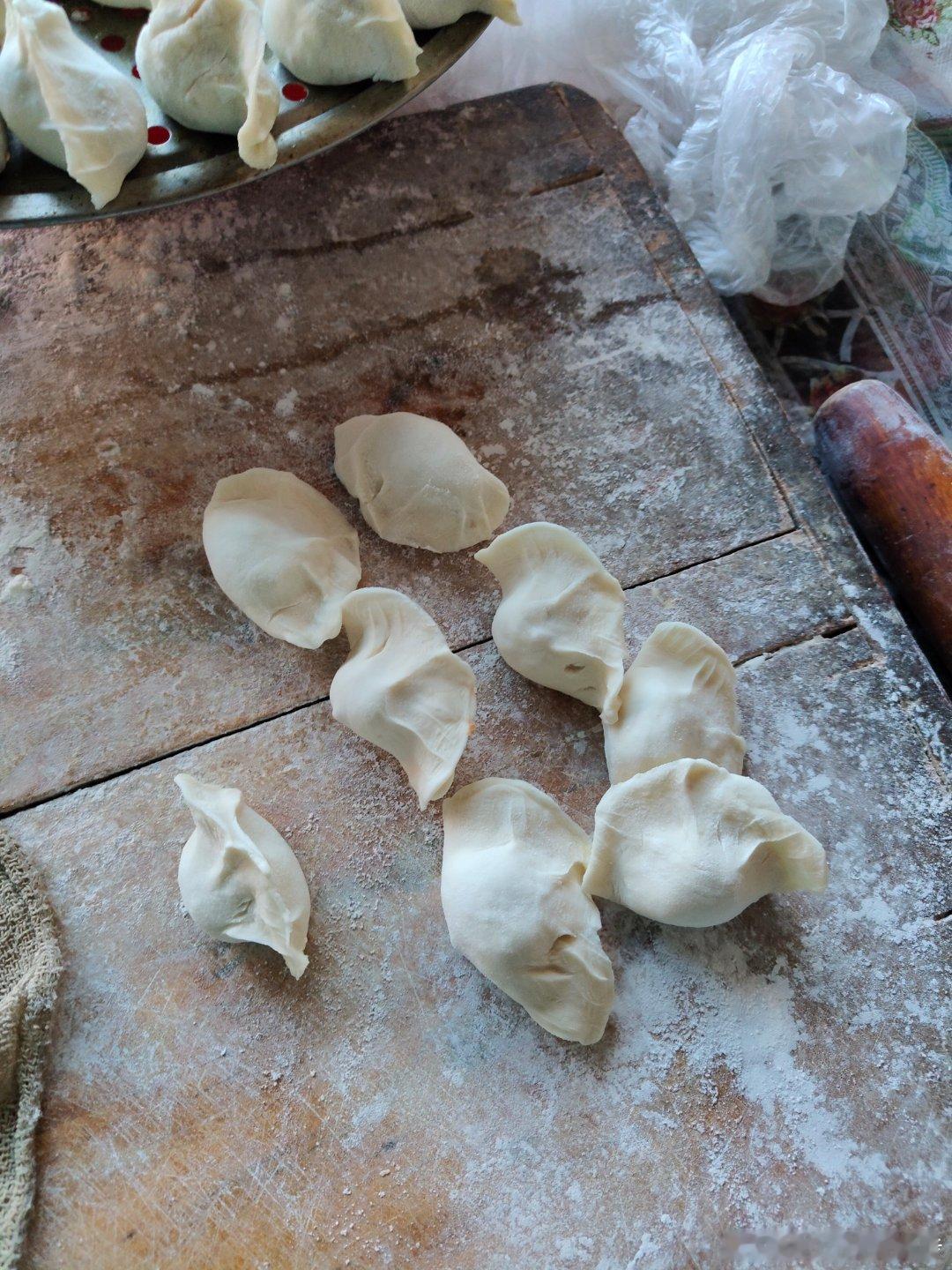 中午吃的炒菜，主食是包子，拿上来以后小家伙吃一口就不吃了，我也不想吃，回来没得吃