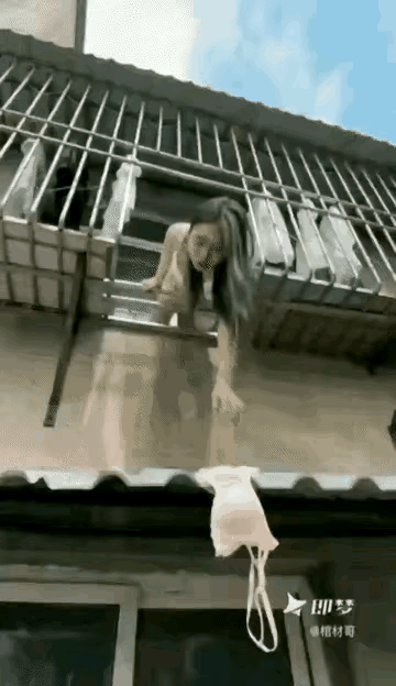 这个女子不长脑子，有惊无险，不知前世做了多少善事，才会有雨棚，绳索，不有底层雨棚