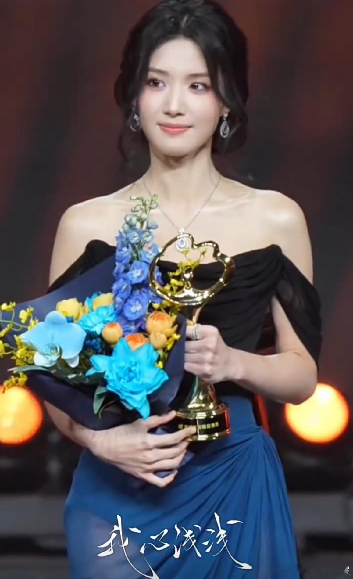 卢昱晓瘦了好多啊，这样的🌸才值得粉 