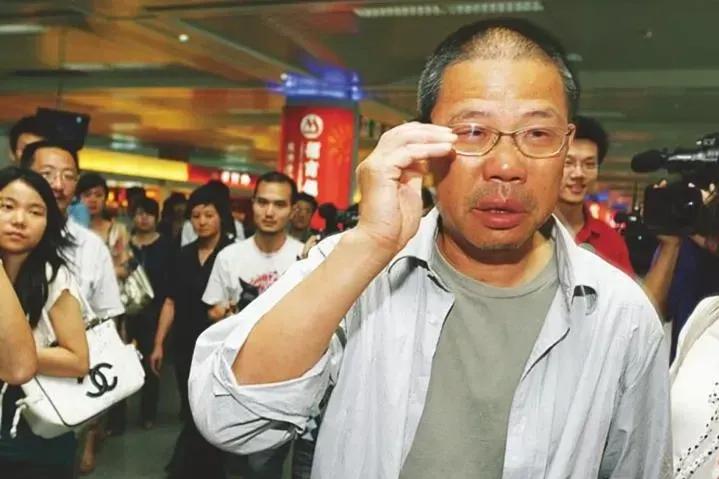 人生如同一幅丰富多彩的画卷，色彩斑斓，绝非简单的黑白两色所能概括。就如农夫山泉的