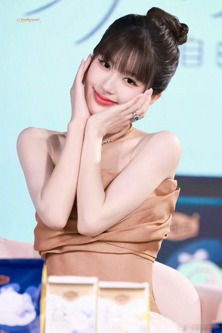 赵露思今晚直播造型，如此美萌🥺