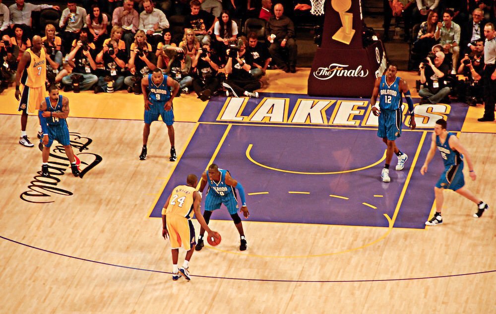 从2000年到2010年，湖人在斯台普斯中心一共取得了74胜14负的季后赛战绩（