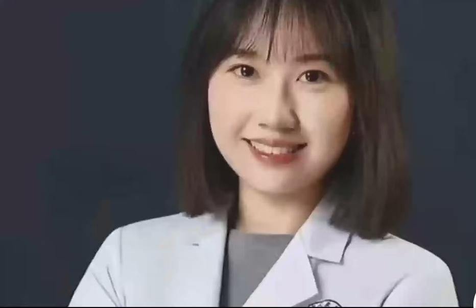 评价一个职业从业者，核心永远是专业能力与职业操守。就像曾医生，医术过硬、医德端正