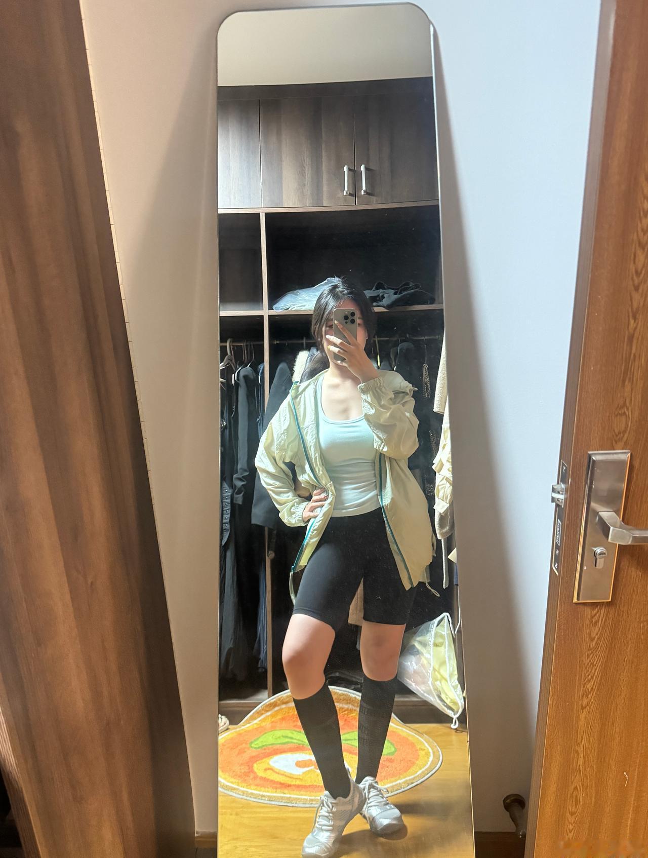 后面会上的山系防晒衣[偷乐]很适合户外（图片是俺朋友） ​​​