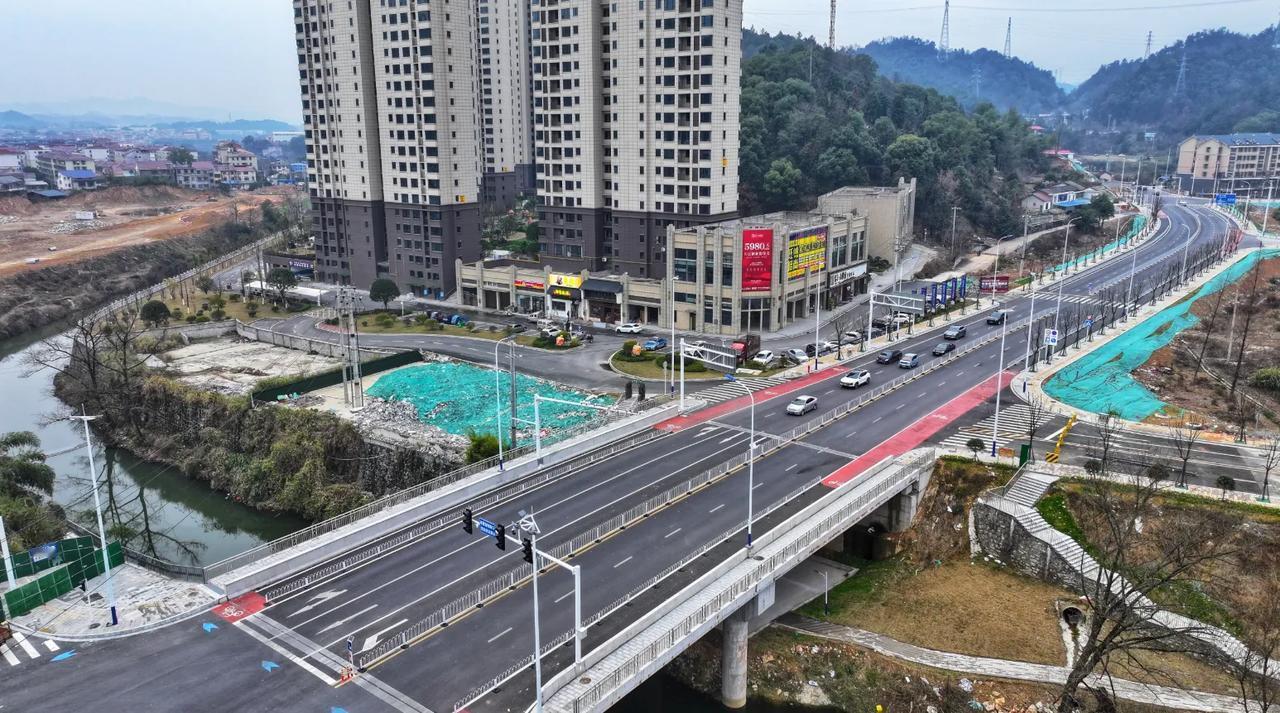 浏阳多条城市道路建成通车 城区交通路网再提质
 
2月11日，浏阳市浦梓港片区浏
