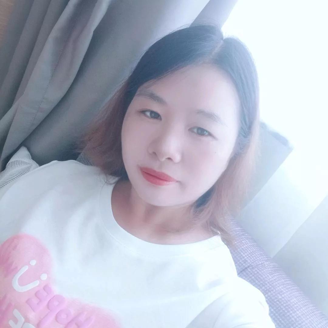 阳光明媚的一天，自拍记录美好瞬间！😊