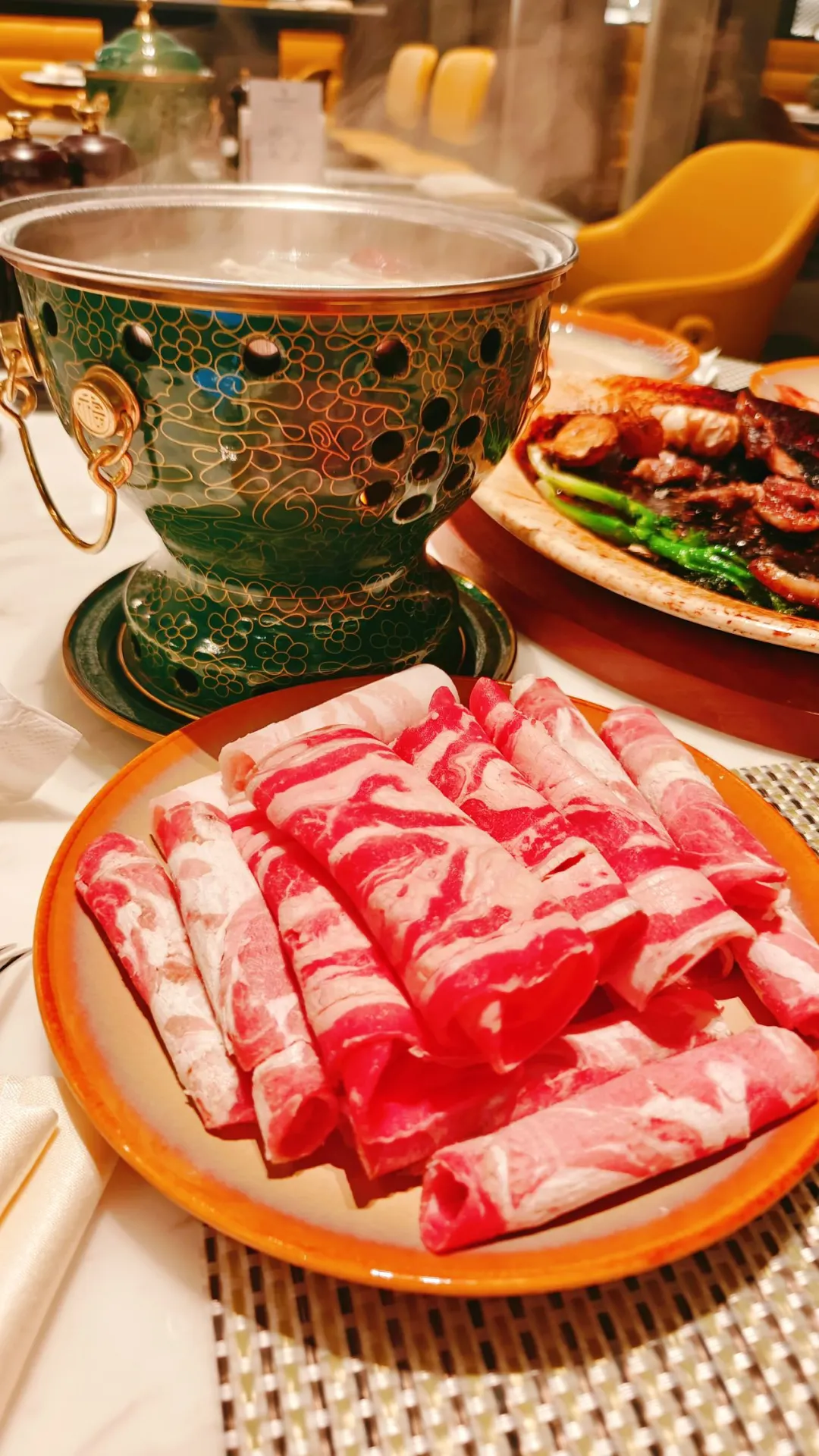 青岛美食| 燃全日制餐厅|火锅新体验 青岛金茂万丽酒店，圣诞氛围已布置...