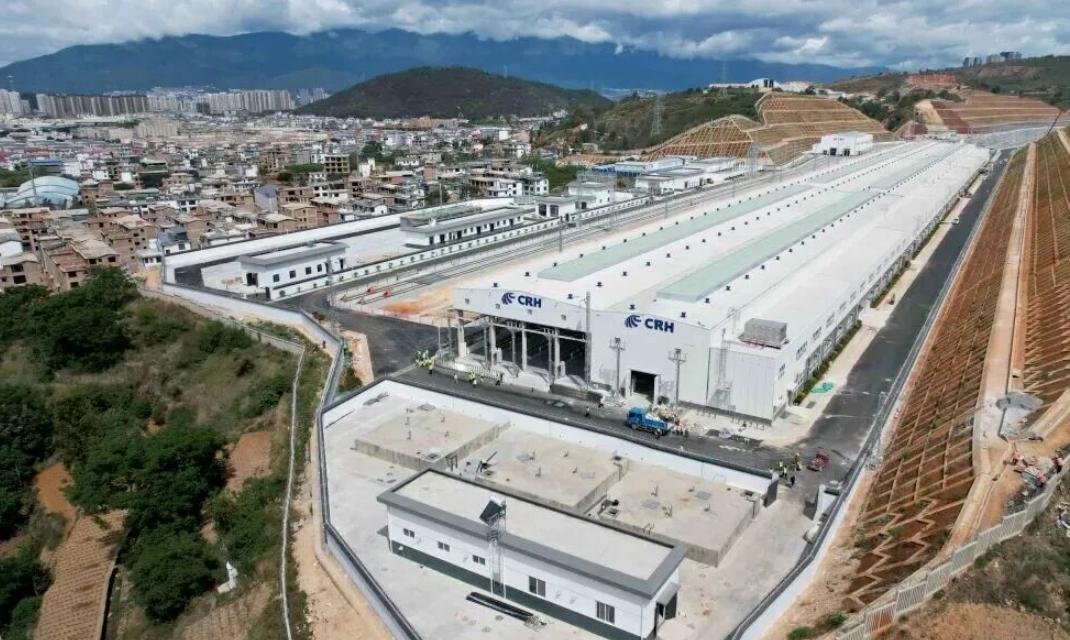 近日，滇西大山深处一声汽笛长鸣——大理洱海动车所正式投入使用。
别小看这座藏在湖