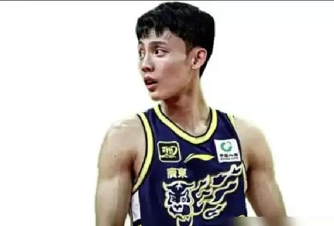 首钢后卫线被完爆？
 
陈盈俊场均14分，看着热闹，一打辽宁就掉链子。三分35%