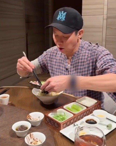 陶喆说巡演完要开炸酱面店 北京的炸酱面因陶喆火了！筋道面条裹满酱汁，绿蒜超解腻。