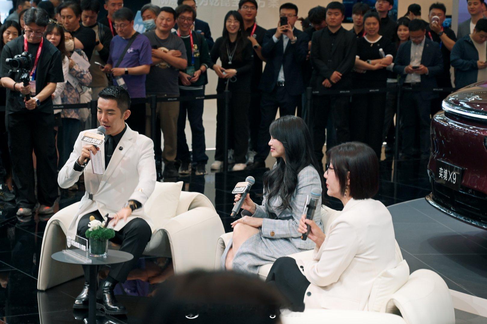 北京车展明星生图 026北京车展媒体日开放中，车企纷纷官宣重磅嘉宾到场，目前看到