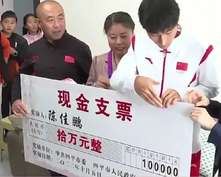 四平市政府奖励陈佳鹏十万元的原因是：在亚运会上，当中国百米接力队被日本队第三棒超...