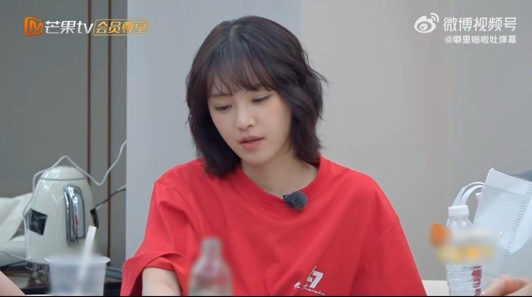 黄灿灿在与闺蜜罗予彤的夜聊中直言：“我绝对不会结婚”，并强调婚姻是“一个我玩不好
