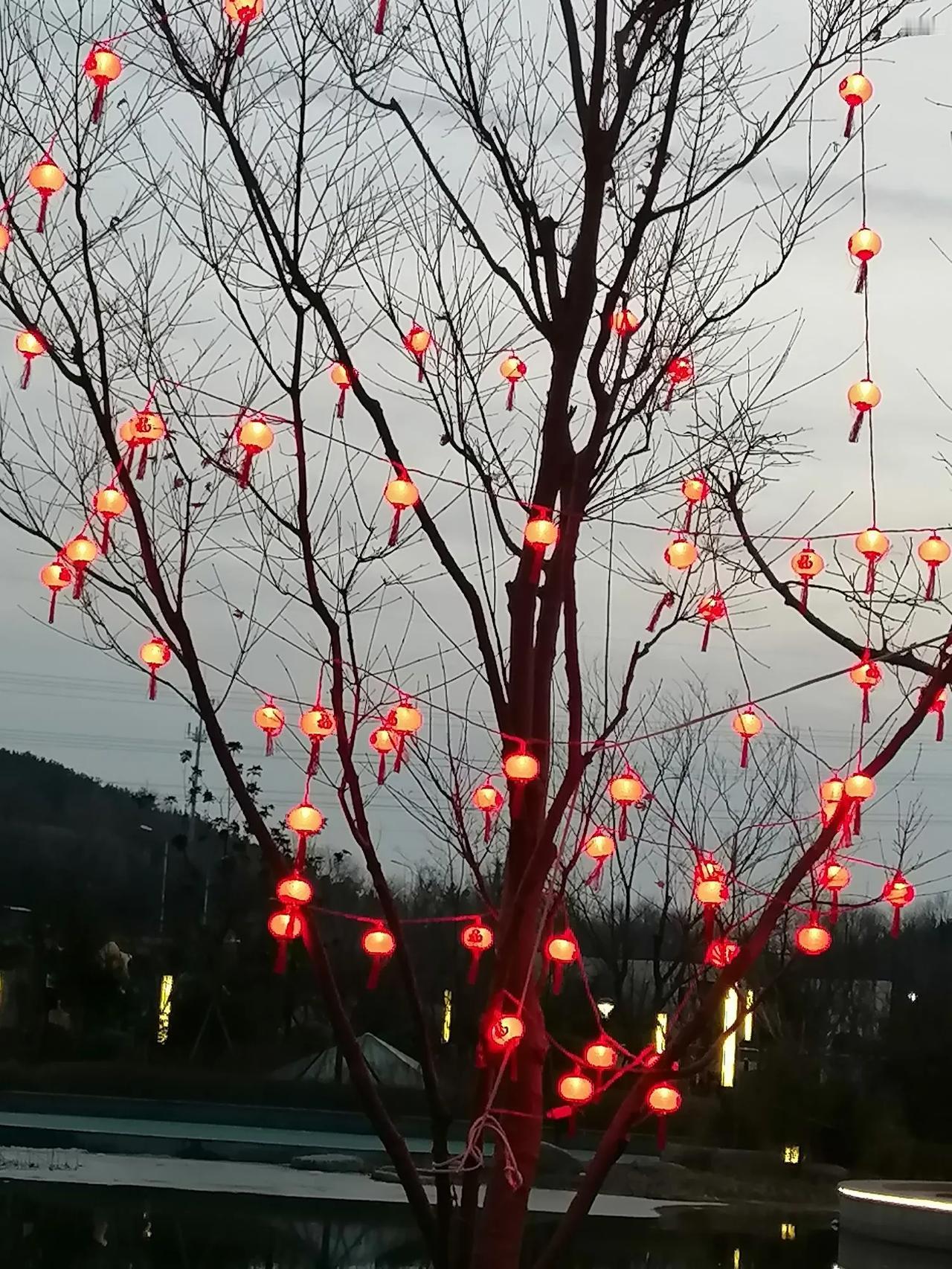 上联：美酒三杯除旧岁，求下联：新衣两套庆新春。