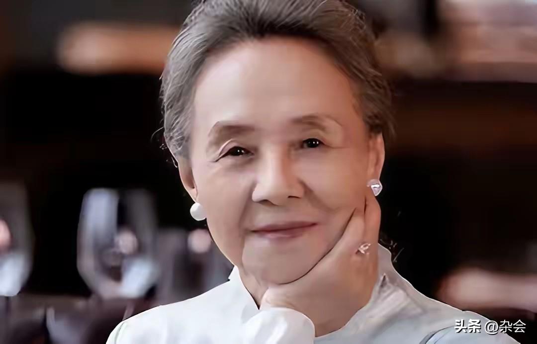 87岁吴彦姝独居北京，活成了所有女性向往的样子。
拒绝女儿移民邀请，不依附、不凑