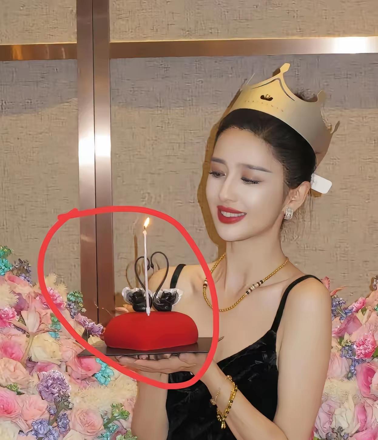 佟丽娅的蛋糕据说是3800
刚开始看没什么感觉
无非就是红配黑配色而已
而且过生