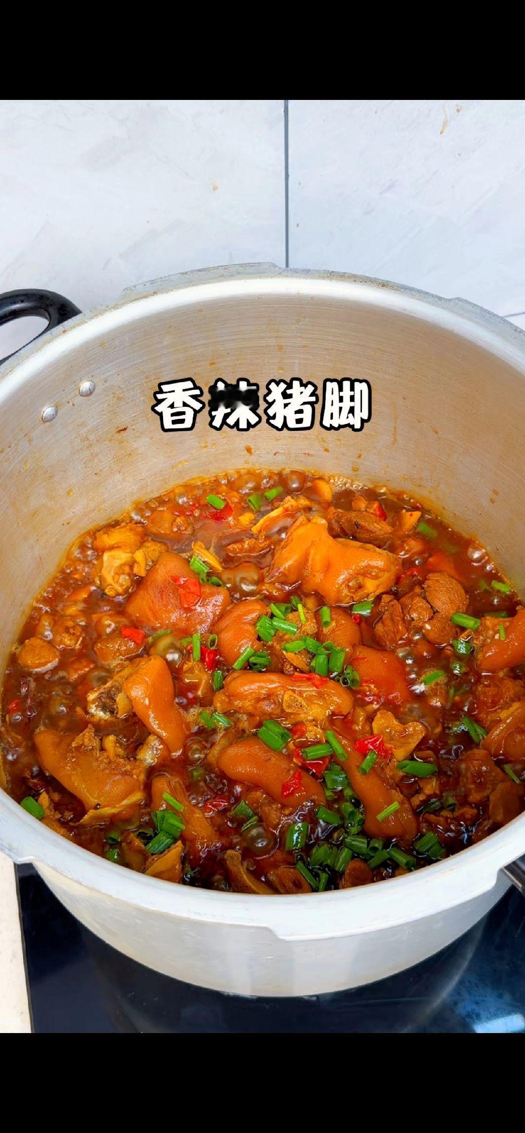 1️⃣处理猪脚：猪脚冷水下锅焯水，加姜片去腥，水开后煮2分钟，捞出冲凉，这样口感