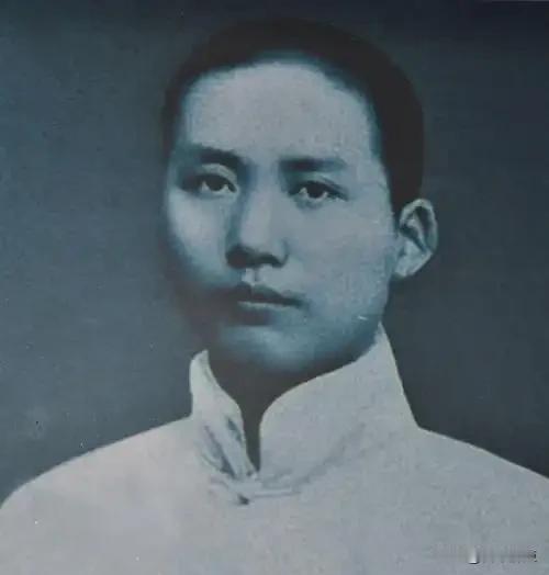 长沙城外溃兵压境，学生拿木枪站岗，没人开一枪就把人吓跑了。
这事发生在1917年