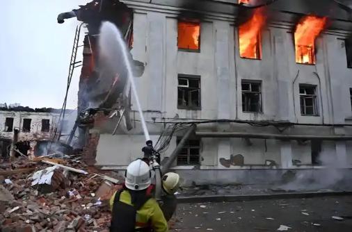 “如果你敢打乌克兰，我就要轰炸莫斯科，把莫斯科炸成稀巴烂”，还对中方放狠话，“如