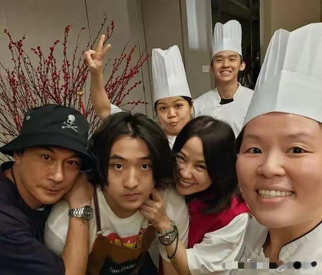 吴镇宇一家三口学做蛋糕，和工作人员开心留影 ​​​