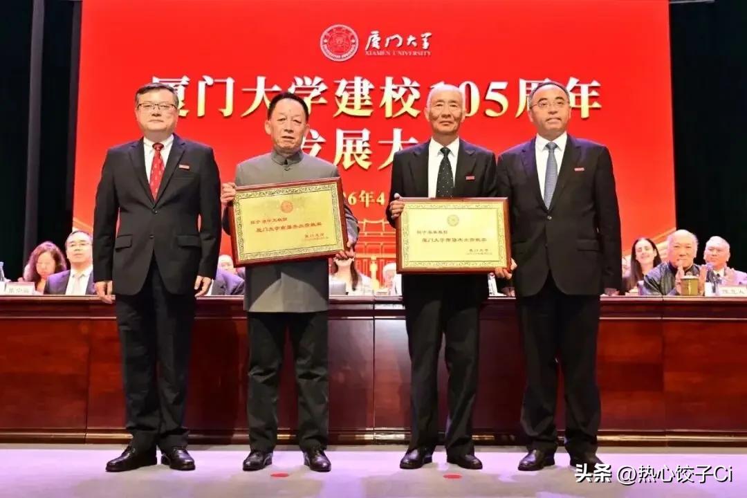 易中天获厦大最高荣誉，南强杰出贡献奖！20万奖励实至名归！记者问他今后有什么打算