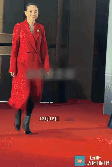 陶慧敏的造型非常符合她的年龄，端庄高雅，让人过目不忘。

红色羊绒大衣，V领，一