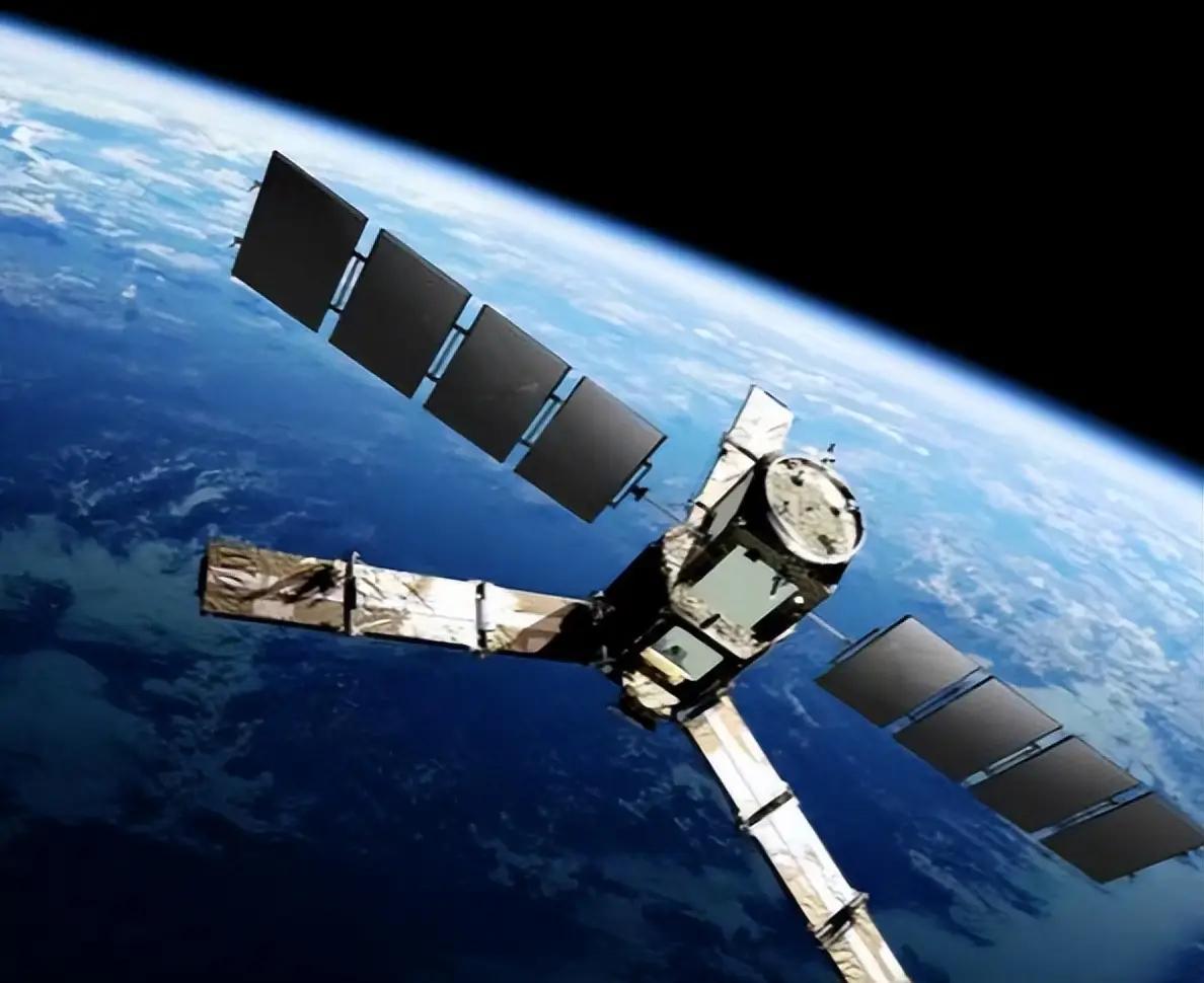 中国开发北斗系统时，美国曾威胁说必要时会击毁北斗卫星。可后来中国用导弹清理了自己