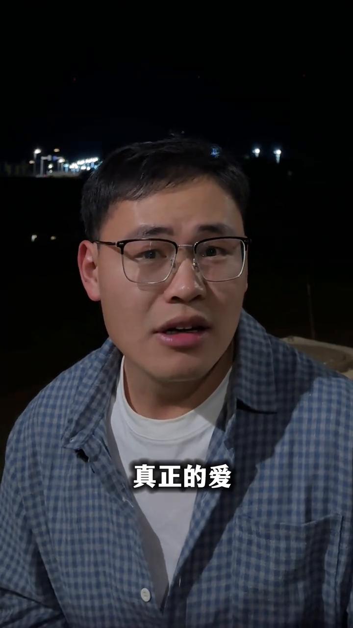 孩子和爸爸不亲的原因。
孩子跟家长不亲，尤其是跟爸爸不亲，真相很扎心。不是沟通出