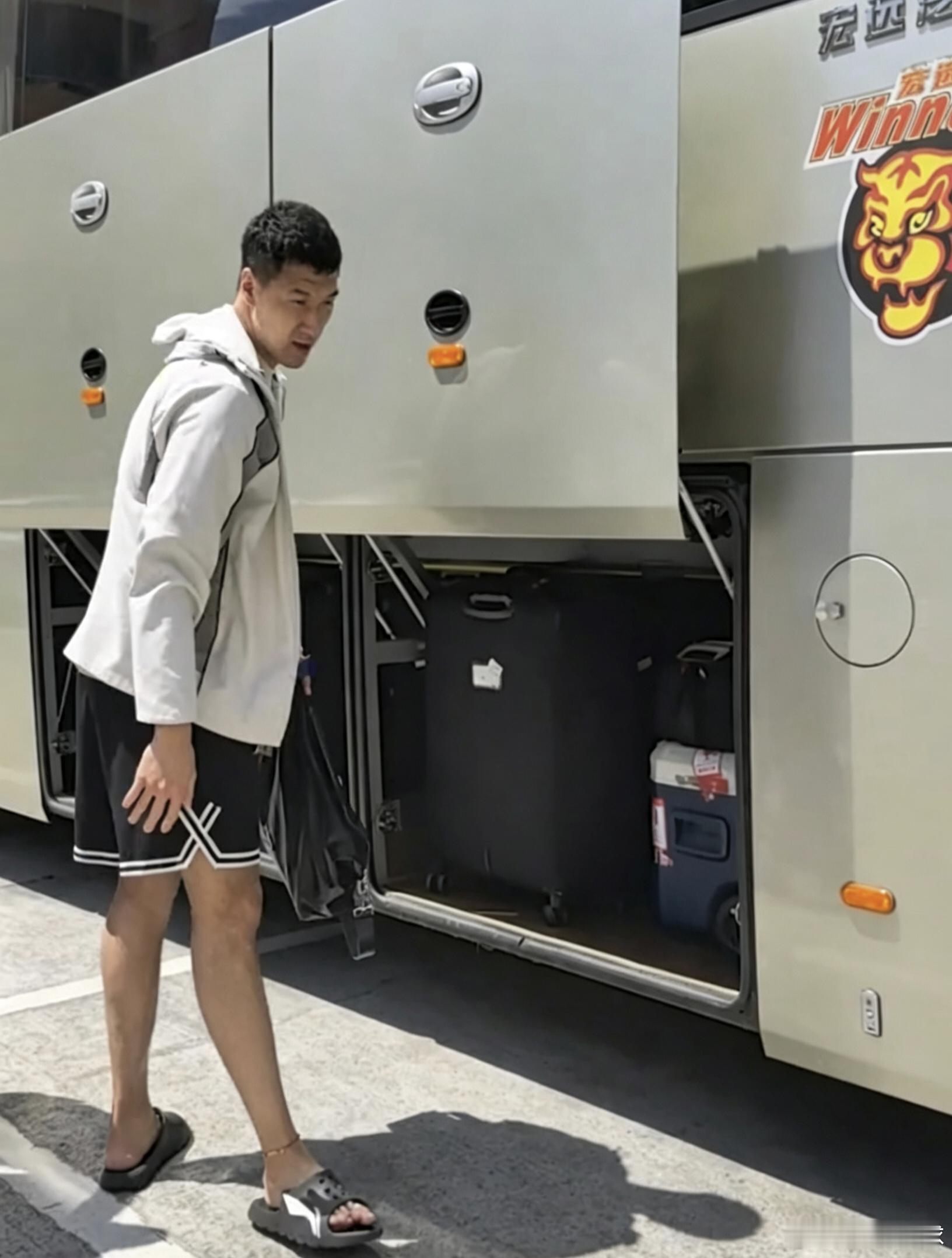 广东队启程前往广州，目前球队已经没有退路，下一场就是生死战，陈老板昨天更是亲自到